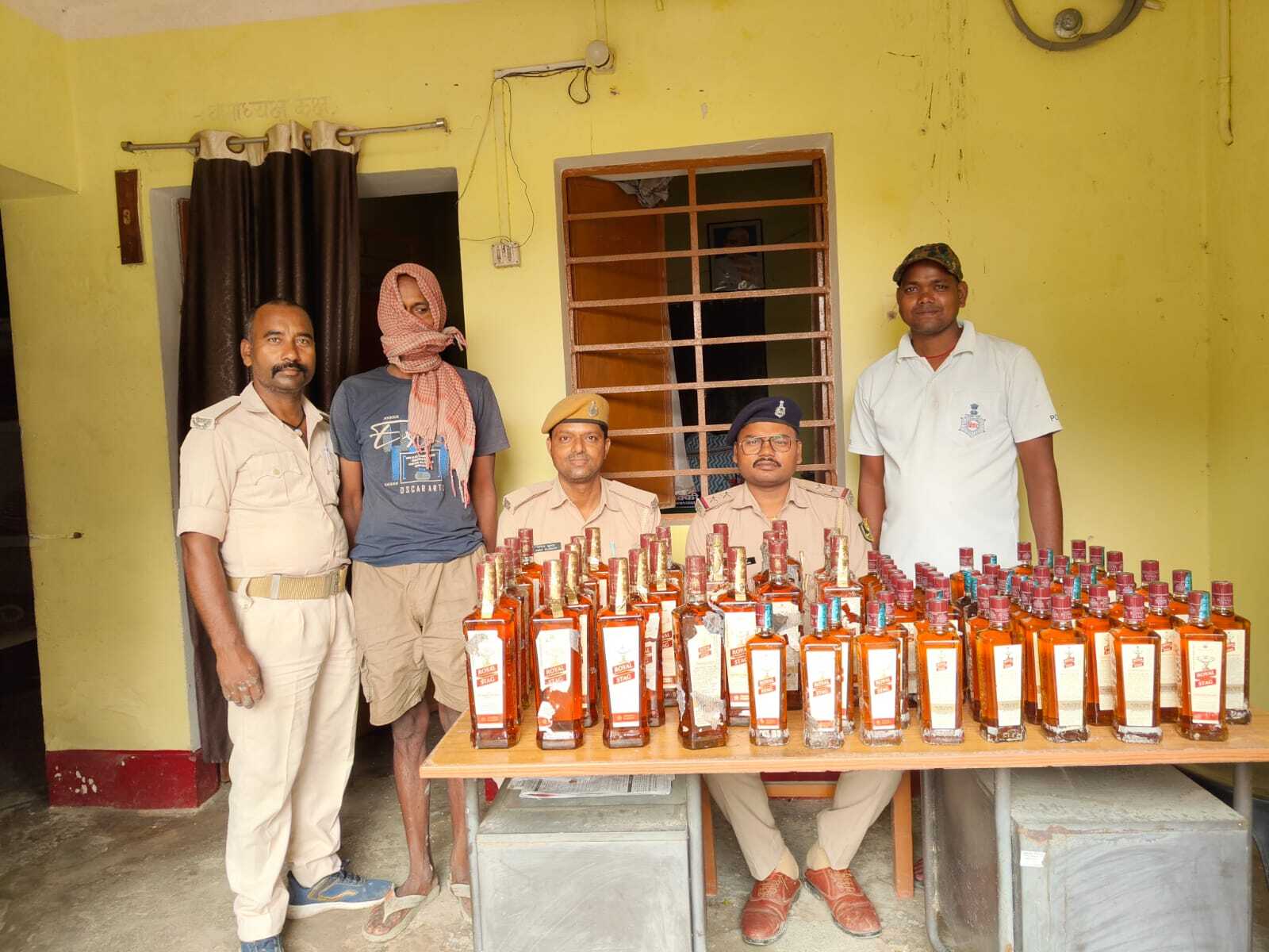पुलिस ने 35.625 लीटर विदेशी शराब के साथ तस्कर को किया गिरफ्तार
