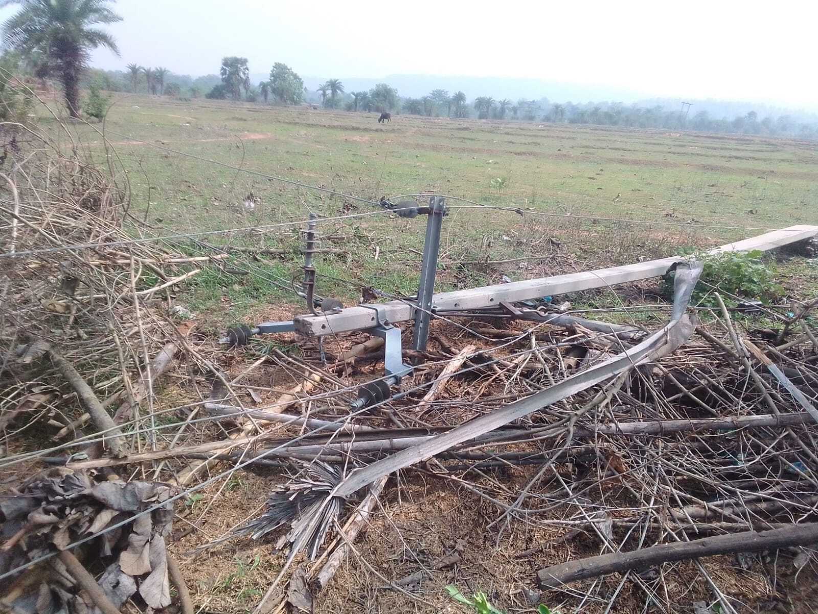 आंधी-बारिश में कई घरों को नुकसान, आठ बिजली पोल गिरे