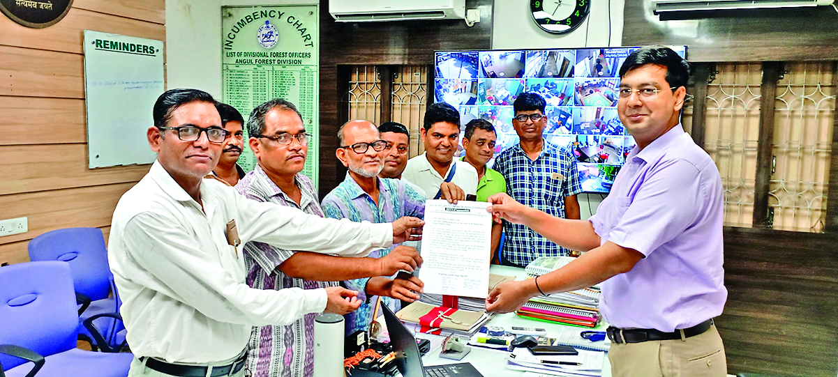 Sambalpur News: इंसान को मारने वाले हाथियों को स्थानांतरित करे वन विभाग :एसयूसीआइ