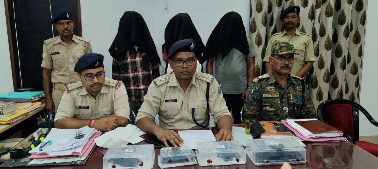 ठेकेदार से लेवी वसूलने के आरोप में पीएलएफआइ के तीन उग्रवादी गिरफ्तार, पिस्तौल व कारतूस जब्त