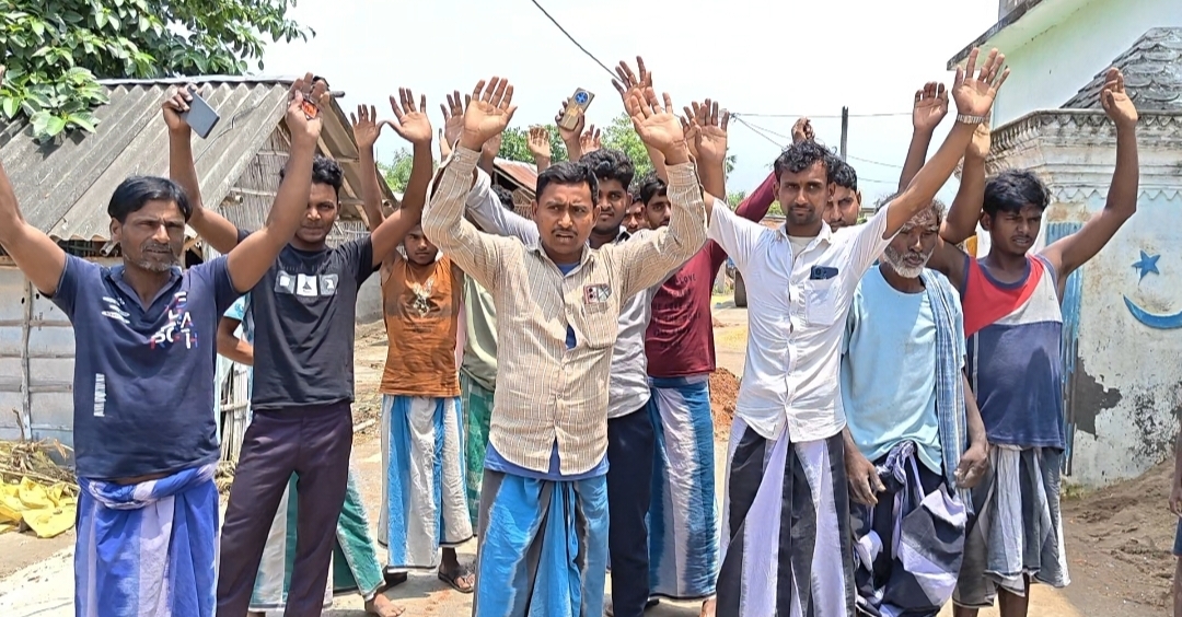मुख्यमंत्री ग्रामीण सड़क योजना से चार माह पूर्व बनी सड़क दरकने से लोगों में आक्रोश