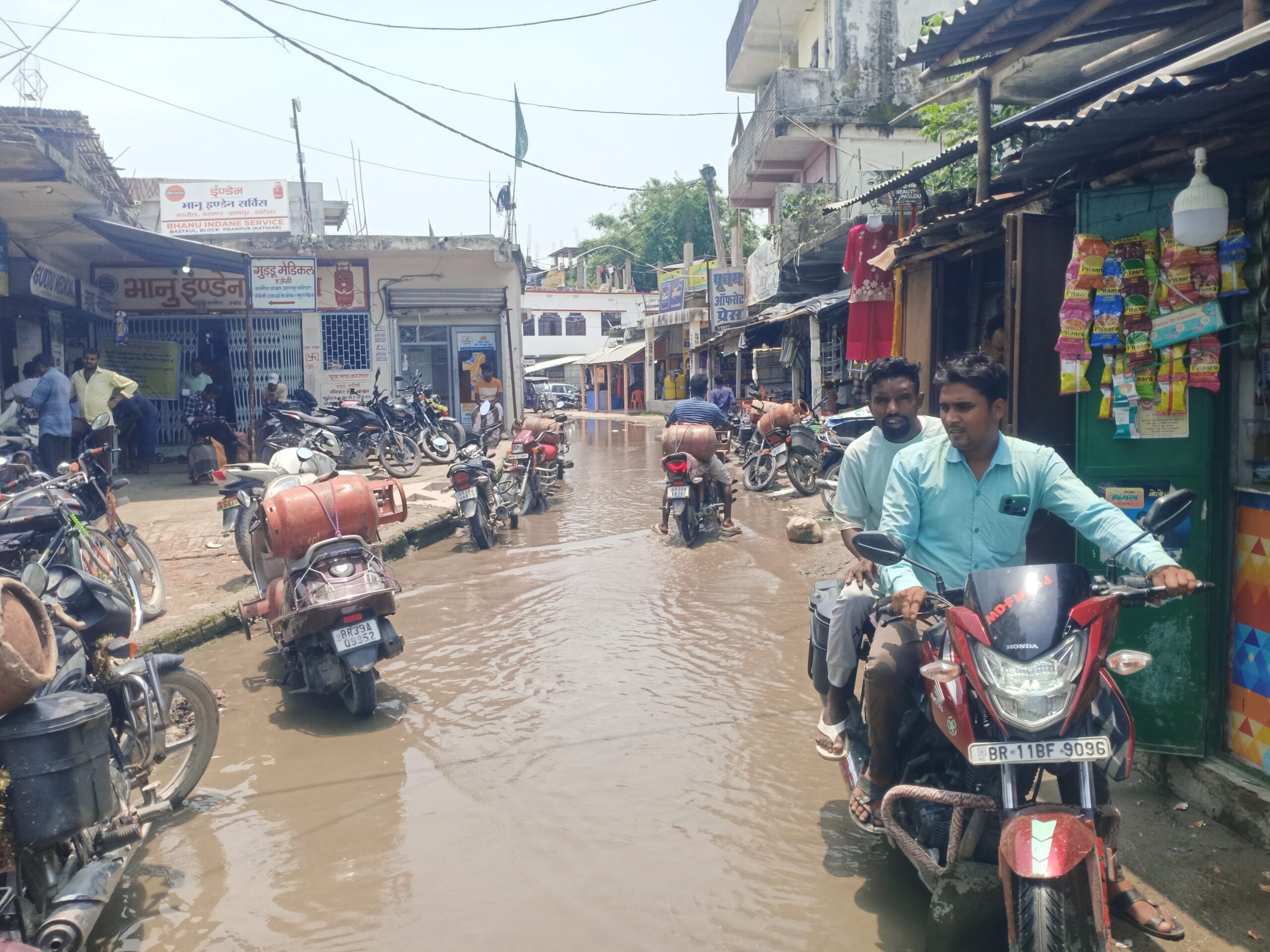 बारिश से सड़क पर जलजमाव, सीओ ने किया निरीक्षण