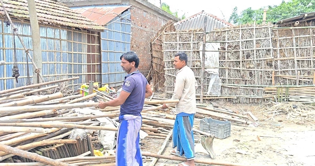तेज आंधी ने घर को तीतर बीतर कर दिया, पीड़ित परेशान