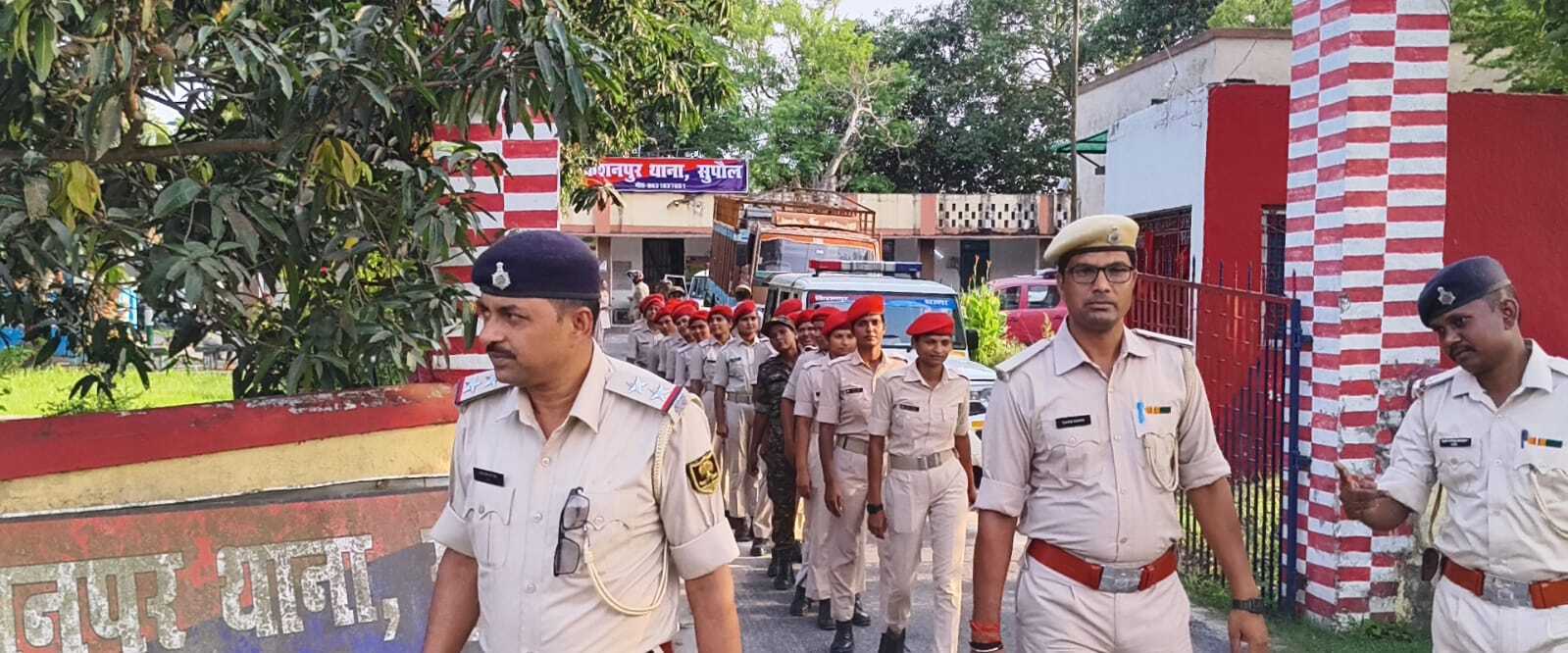 बकरीद को लेकर पुलिस ने किया फ्लैग मार्च