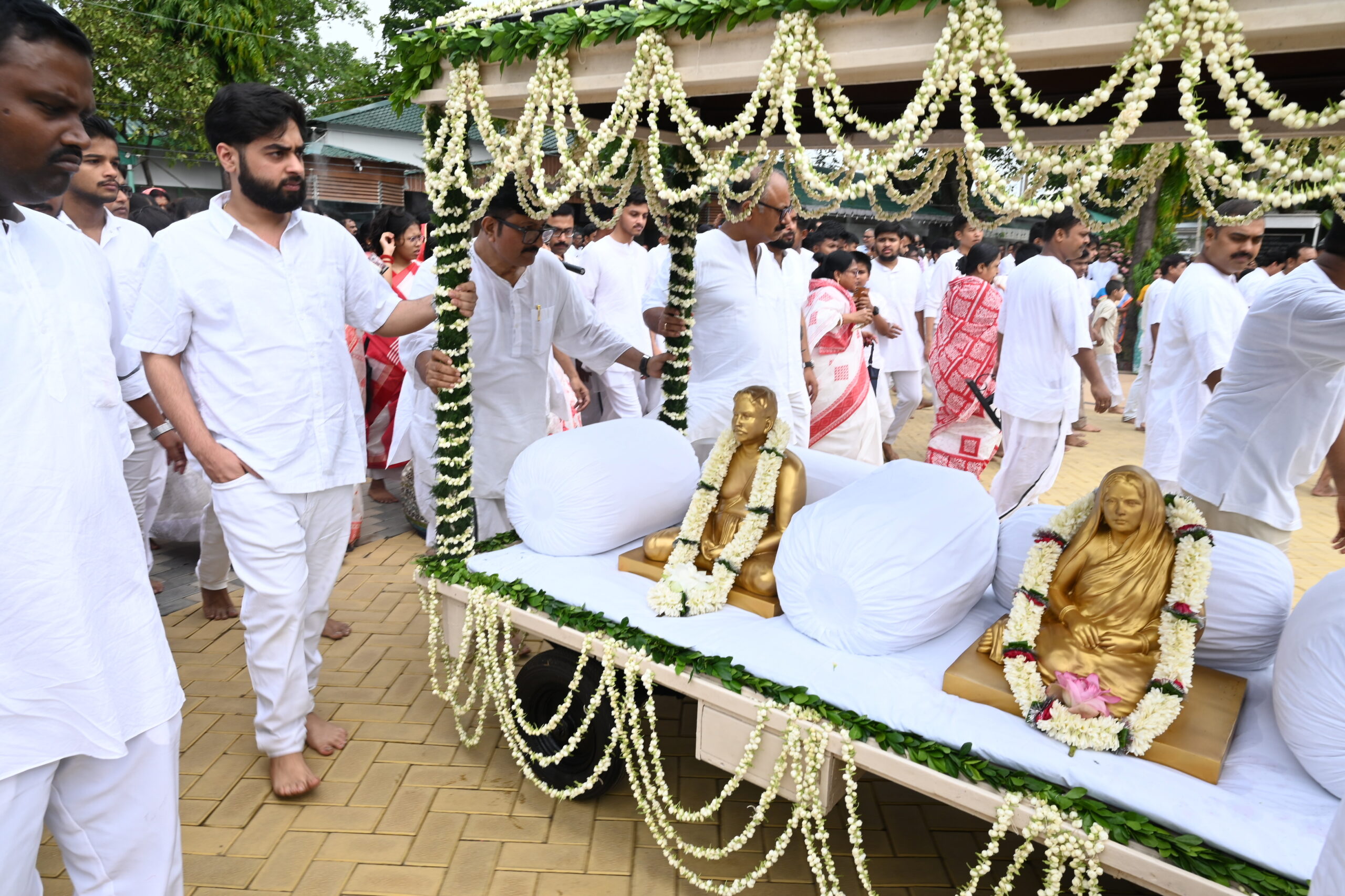 श्रीश्री ठाकुर अनुकूल चंद्र के पुण्य स्नान उत्सव पर निकाली शोभायात्रा, प्रार्थना व उषा कीर्तन से गूंजा आश्रम