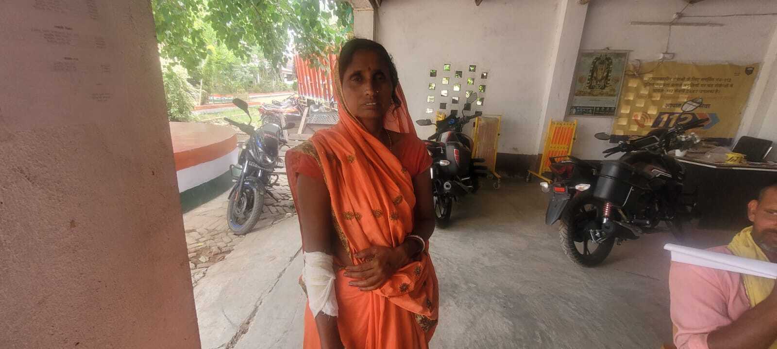 महिला पर लाठी-डंडों व धारदार हथियार से हमला, घायल