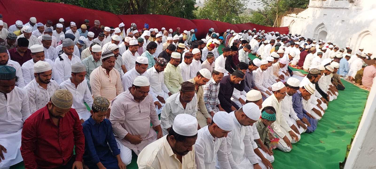 बकरीद पर दिखा भाईचारा, नमाज के बाद मांगी अमन-चैन की दुआ