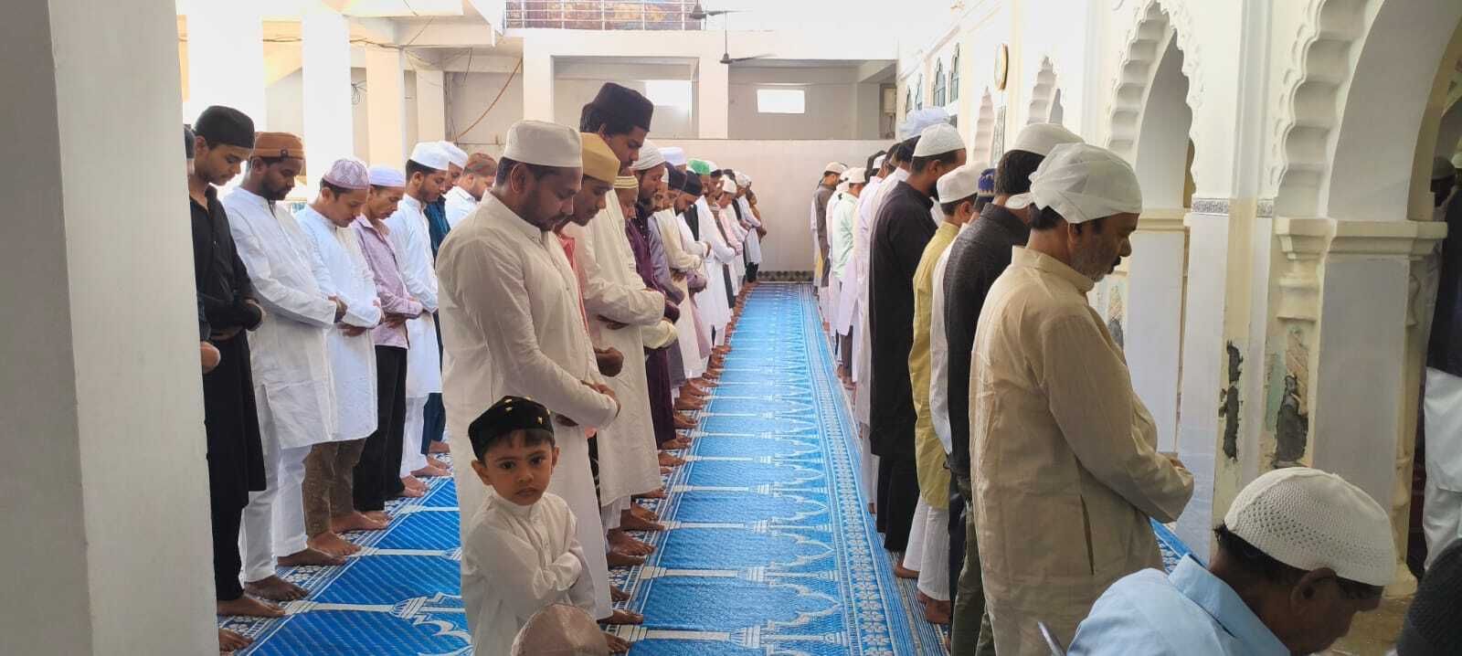 मस्जिदों-ईदगाहों में अकीदत के साथ अता की नमाज, मांगी अमन की दुआ