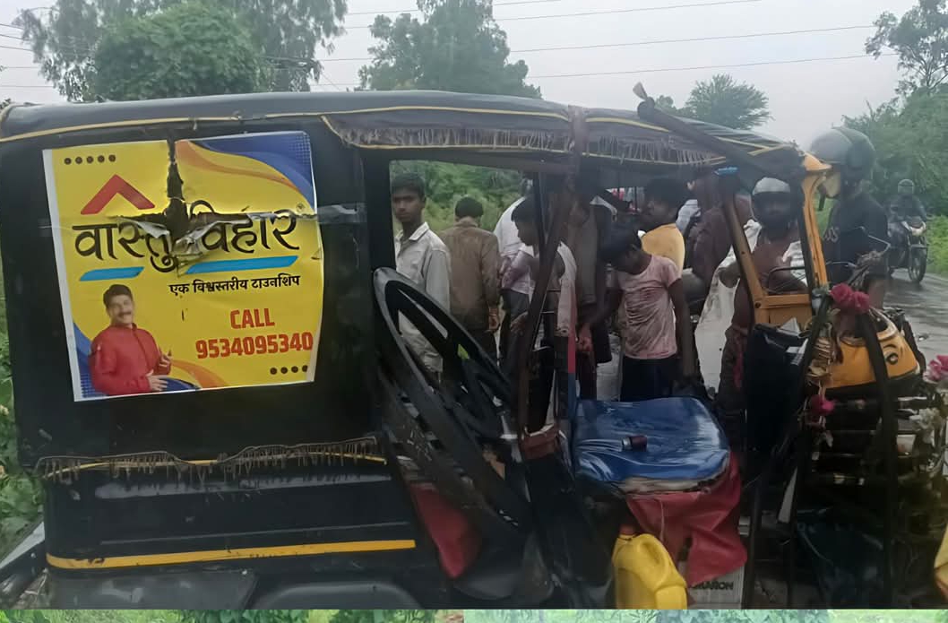 कार व ऑटो में आमने-सामने की टक्कर, दोनों वाहन जब्त