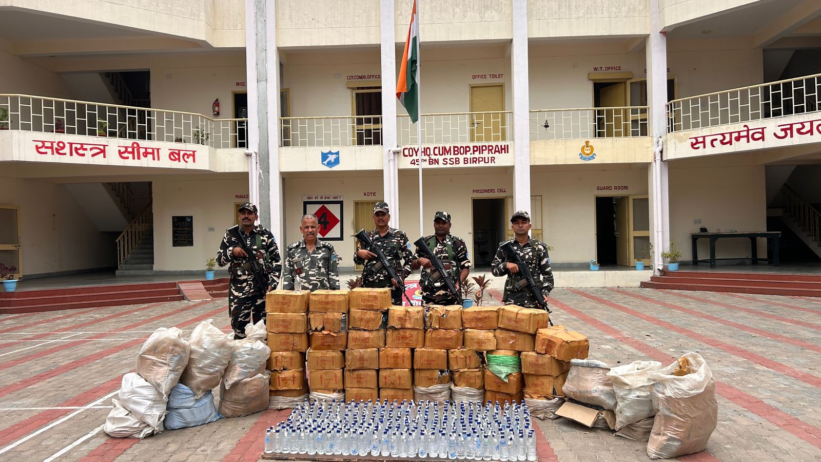 720 लीटर नेपाली शराब व नाव जब्त, अंधेरे का फायदा उठाकर तस्कर फरार