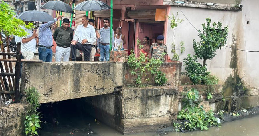 विकास योजनाओं का क्रियान्वयन हो पूर्णत: पारदर्शी : डीएम