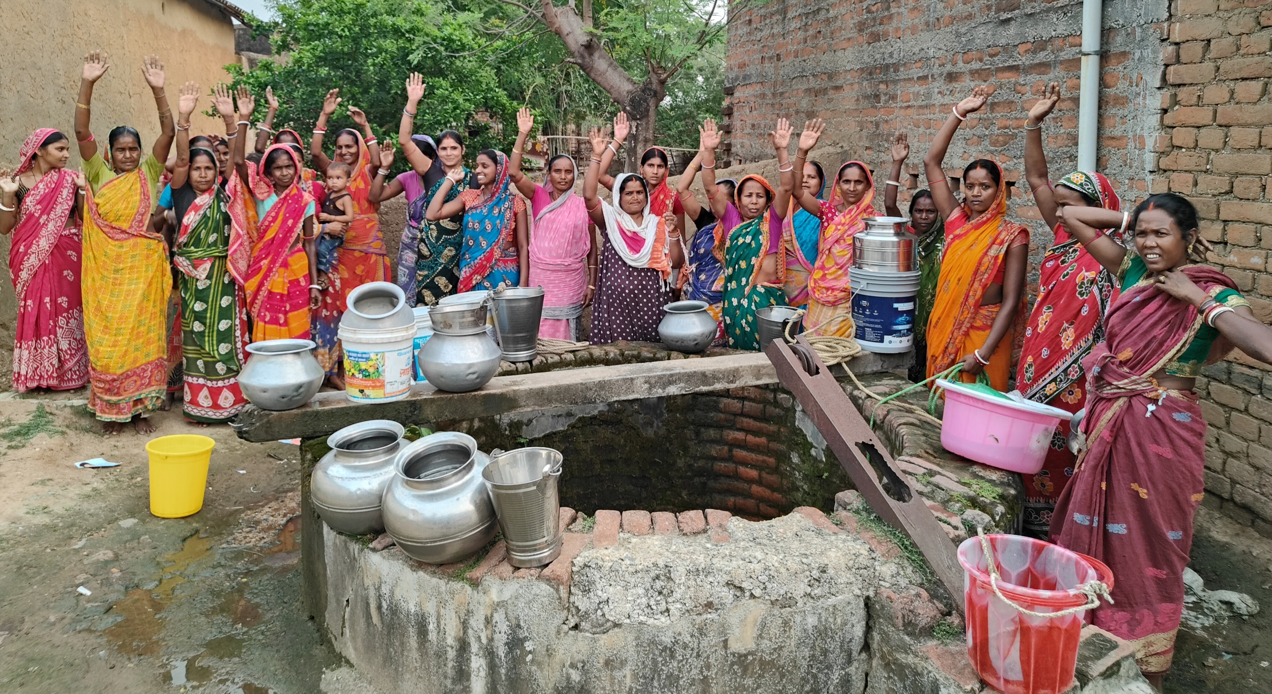 Bokaro News : 50 साल पुराने जर्जर कुएं के भरोसे हैं 100 से अधिक परिवार