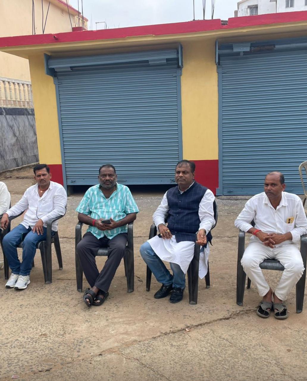 सोनारायठाढ़ी : पूर्व मंत्री हरिनारायण राय से मिले पूर्व विधायक नारायण दास व कांग्रेस नगर अध्यक्ष रवि केसरी