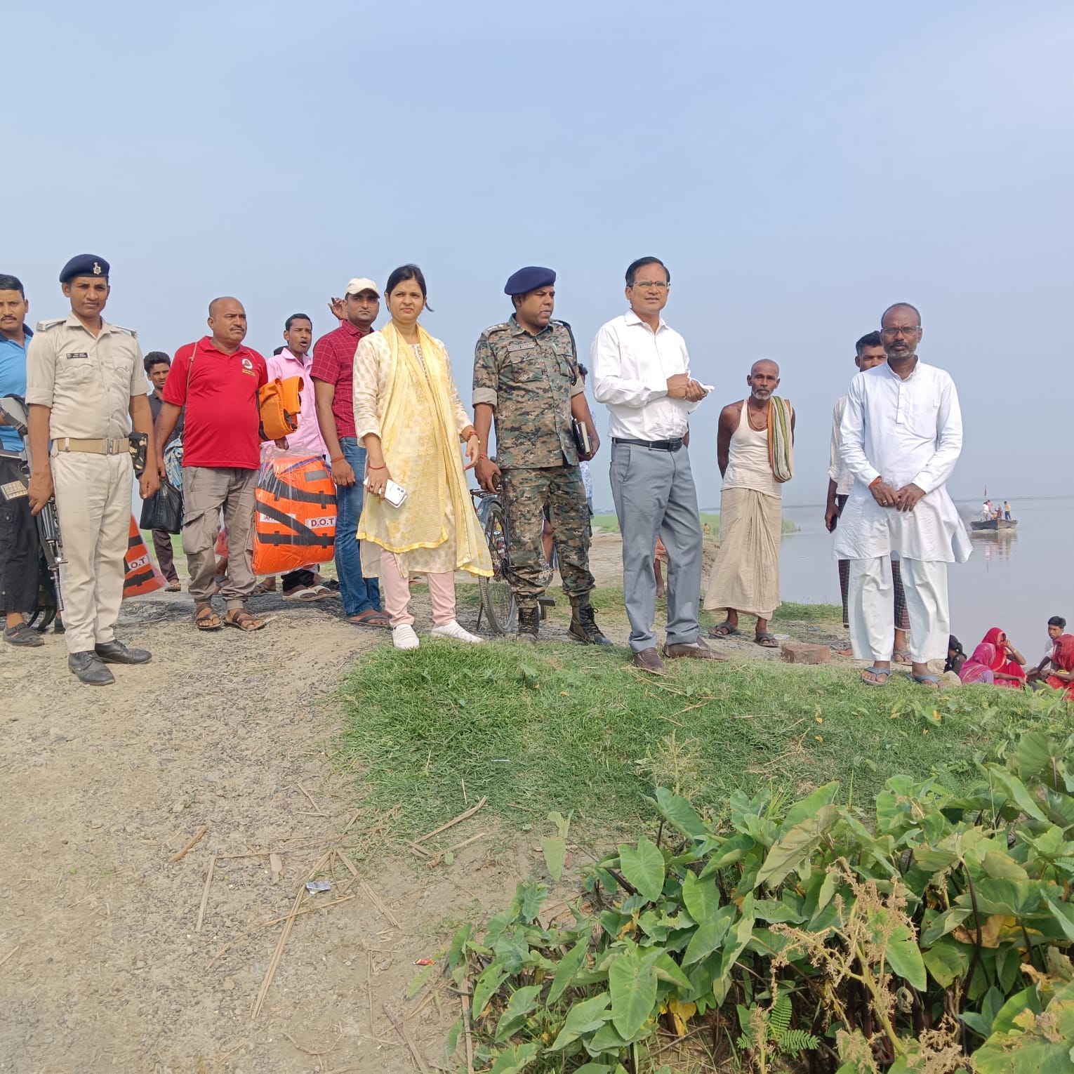 बाढ़-2026 की तैयारियों का जायजा लेने तटबंध के भीतर पहुंचे अधिकारी
