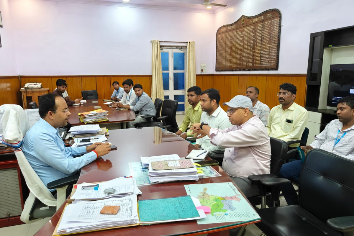 भीषण गर्मी में बिजली व्यवस्था पर सख्त हुए गया DM, अधिकारियों को 24 घंटे अलर्ट रहने का निर्देश