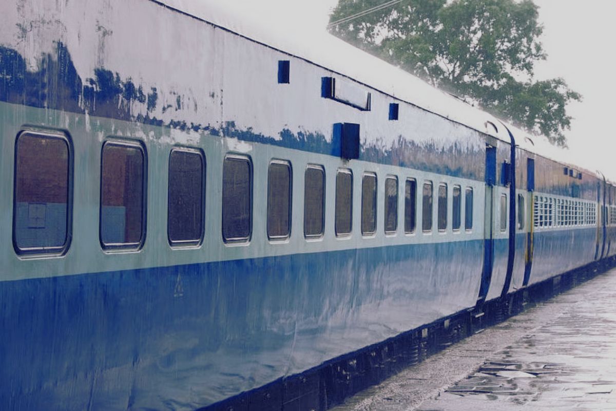 ट्रेन से सफर कर रही युवती से सामूहिक दुष्कर्म, 10 लोग हिरासत में