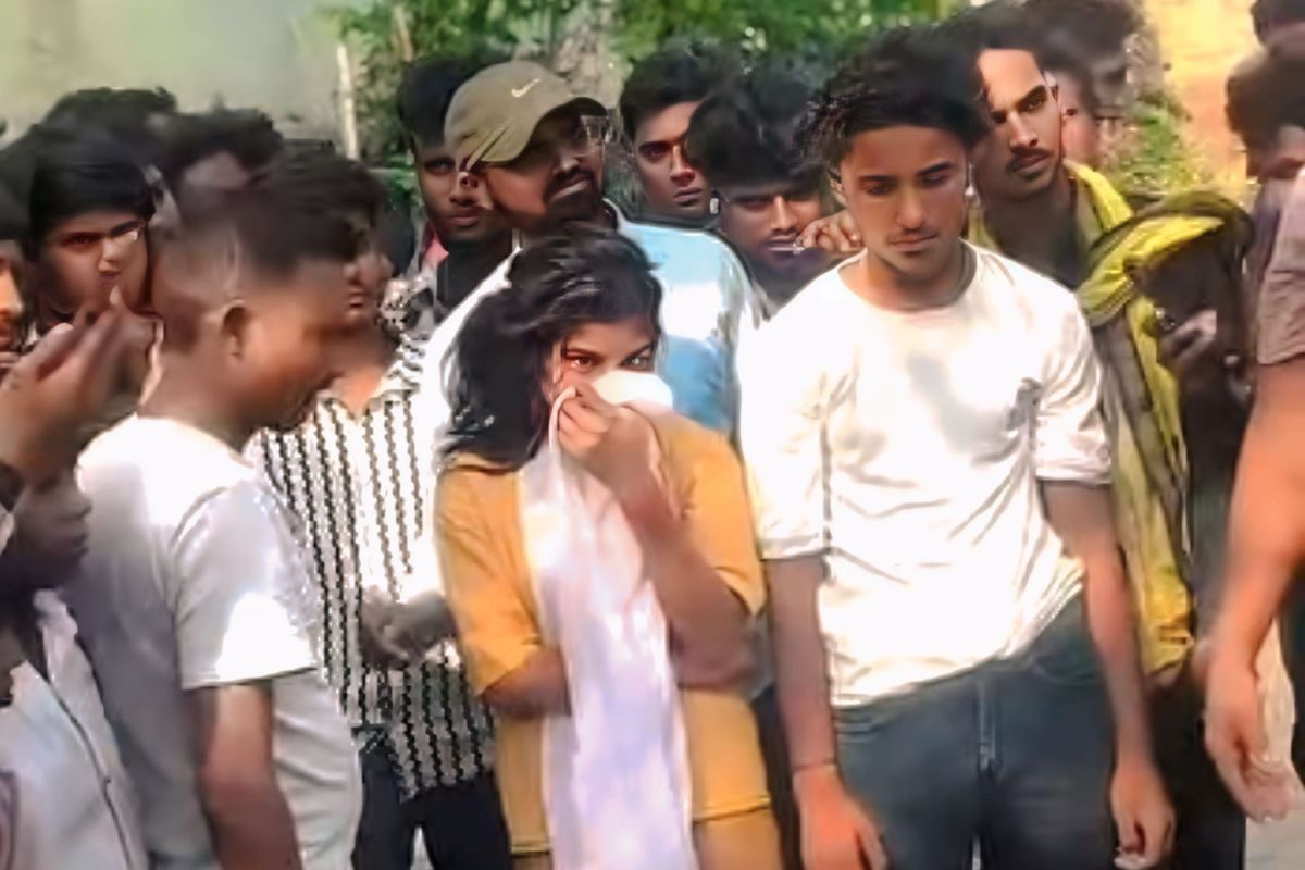 सड़क बनी ‘मंडप’, राहगीर बने ‘बराती’: पकड़े गए प्रेमी जोड़े की ग्रामीणों ने सड़क पर कराई शादी