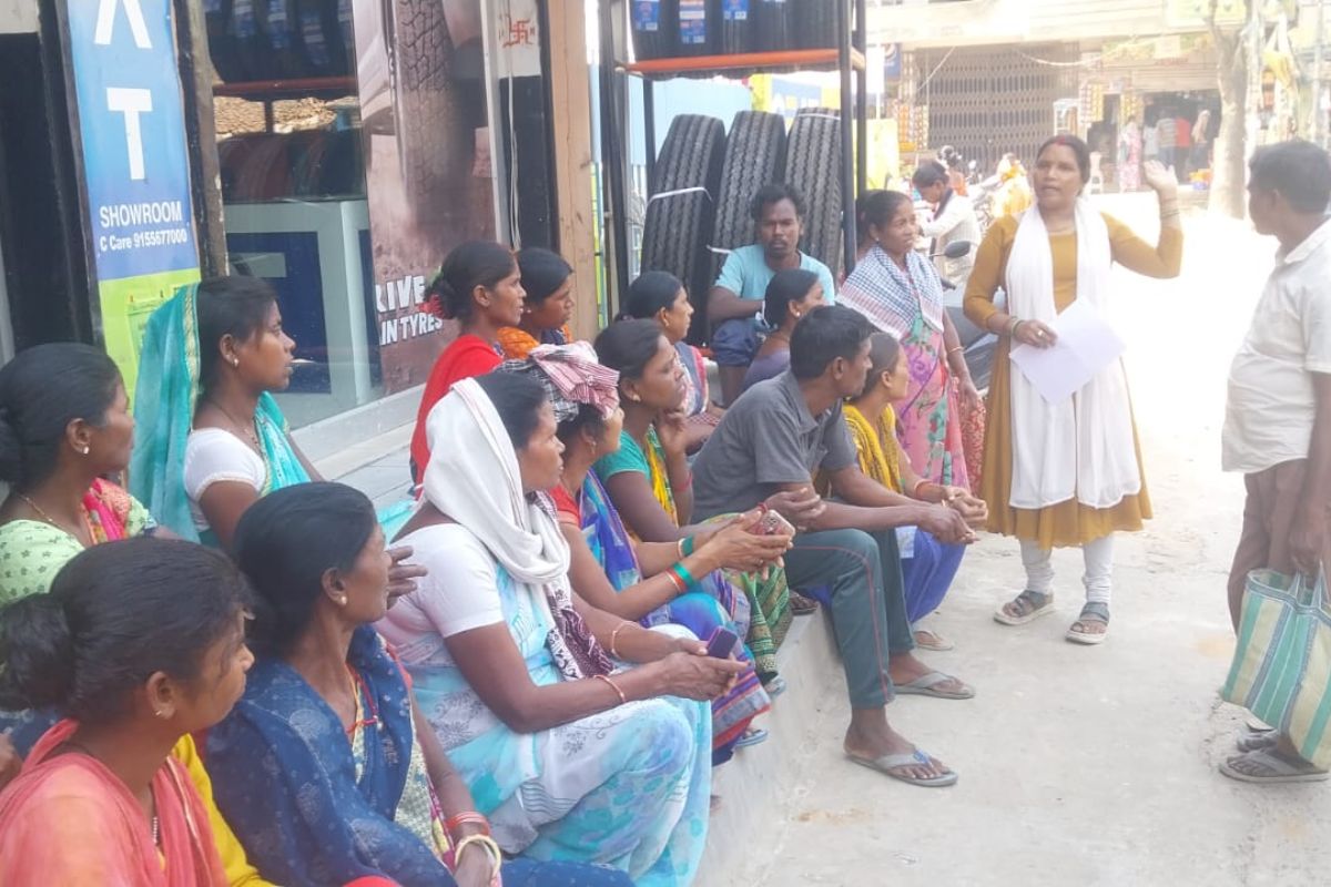 गुमला: शहर में मजदूरों के लिए पानी, शौचालय और छांव की व्यवस्था नहीं, सड़क किनारे खड़े रहने को मजबूर