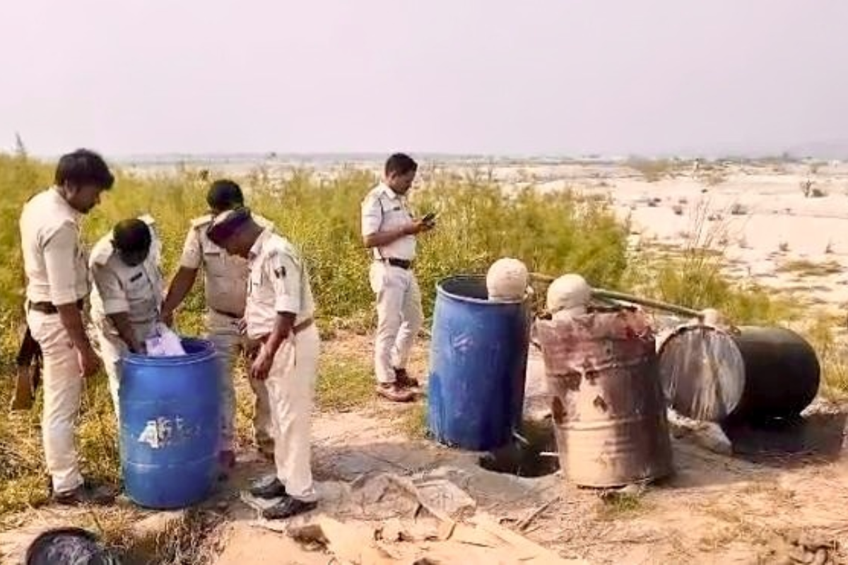 महनार दियारा में पुलिस का बड़ा एक्शन: 12 अवैध देसी शराब भट्ठियां ध्वस्त, 5000 लीटर जावा नष्ट