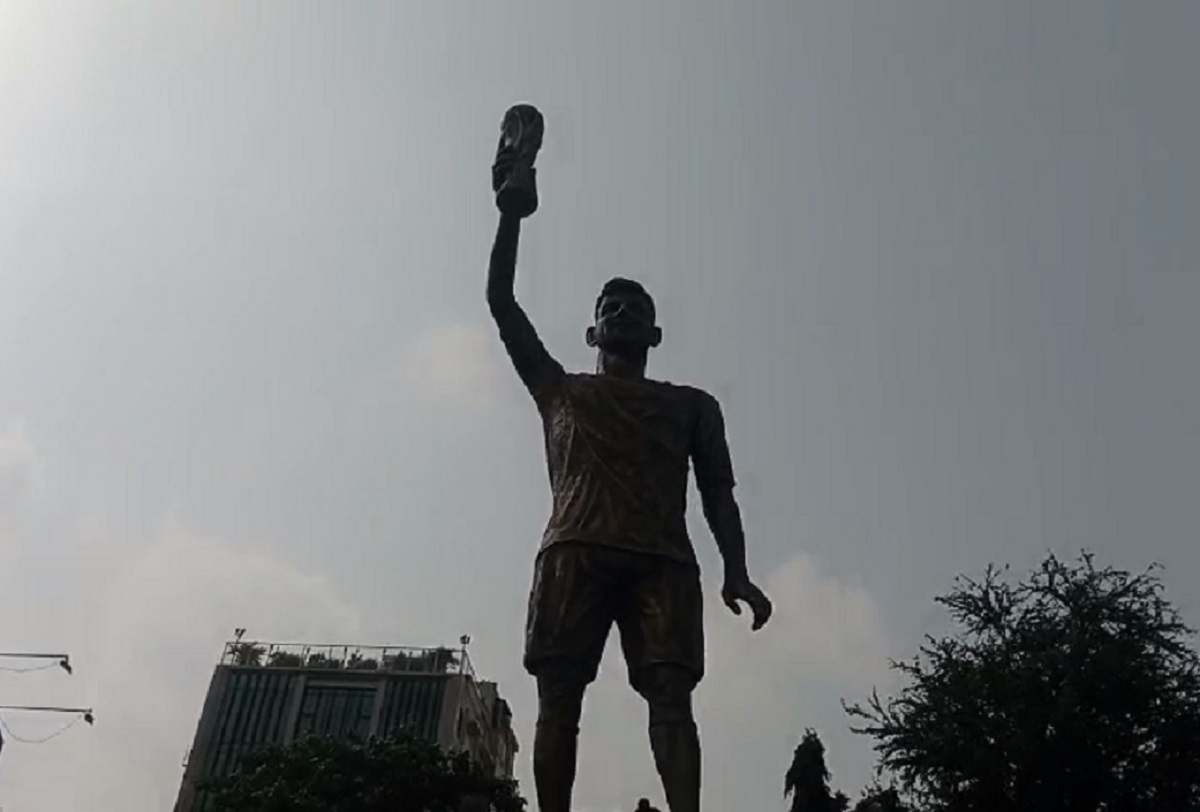कोलकाता : लेकटाउन में नहीं तोड़ी जायेगी मेसी की प्रतिमा, सुरक्षित हटाने का हो रहा प्रयास