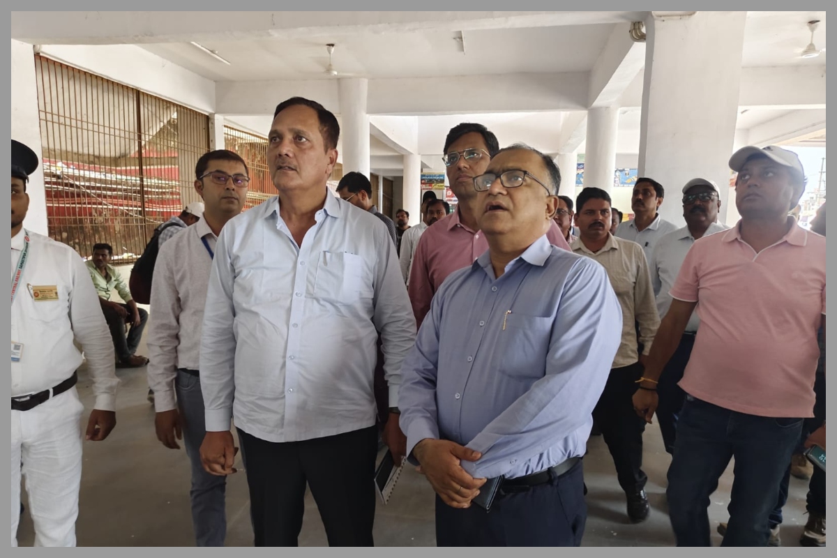 Madhubani: झंझारपुर स्टेशन पहुंचे समस्तीपुर डीआरएम, गंदगी देख अधिकारियों को लगाई फटकार