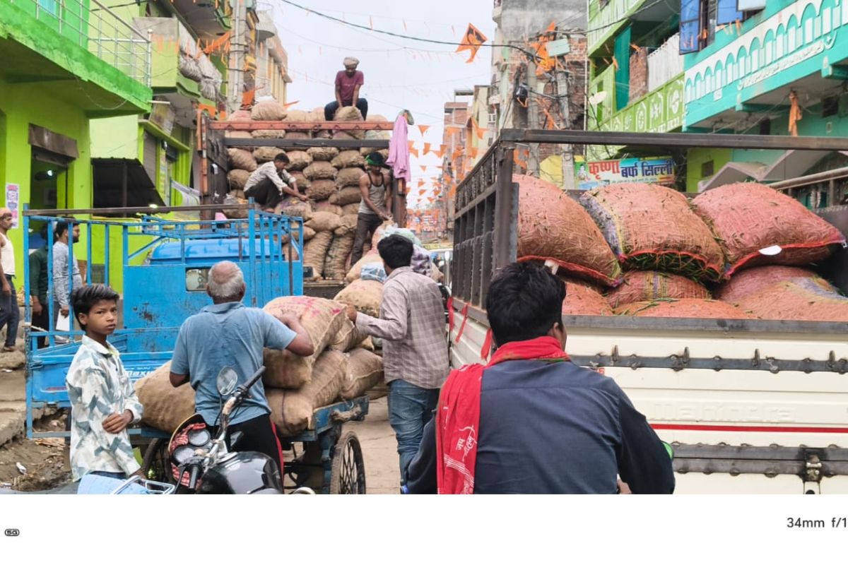 कैमूर एकता चौक और जयप्रकाश चौक पर रोजाना लगती हैं भीषण जाम, सड़कों पर घंटों रेंगती हैं गाड़ियां