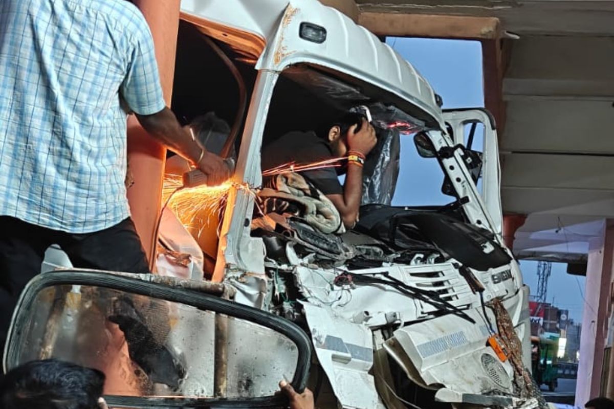 NH की दीवार में तेज रफ्तार ट्रक ने मारी टक्कर, केविन में फंसा ड्राइवर