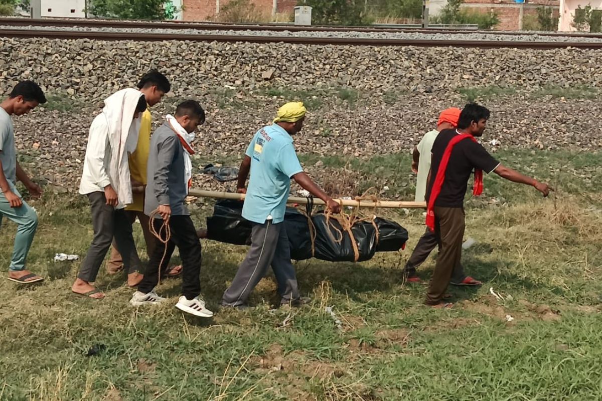 स्ट्रेचर नहीं मिलने पर बांस में बांध कर ले जाना पड़ा शव, युवक की मौत के बाद व्यवस्था पर उठे सवाल
