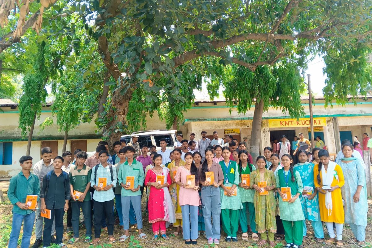 सरायकेला-खरसावां: कुचाई में करियर काउंसलिंग सह सम्मान कार्यक्रम आयोजित, मैट्रिक और इंटर के टॉपर हुए सम्मानित