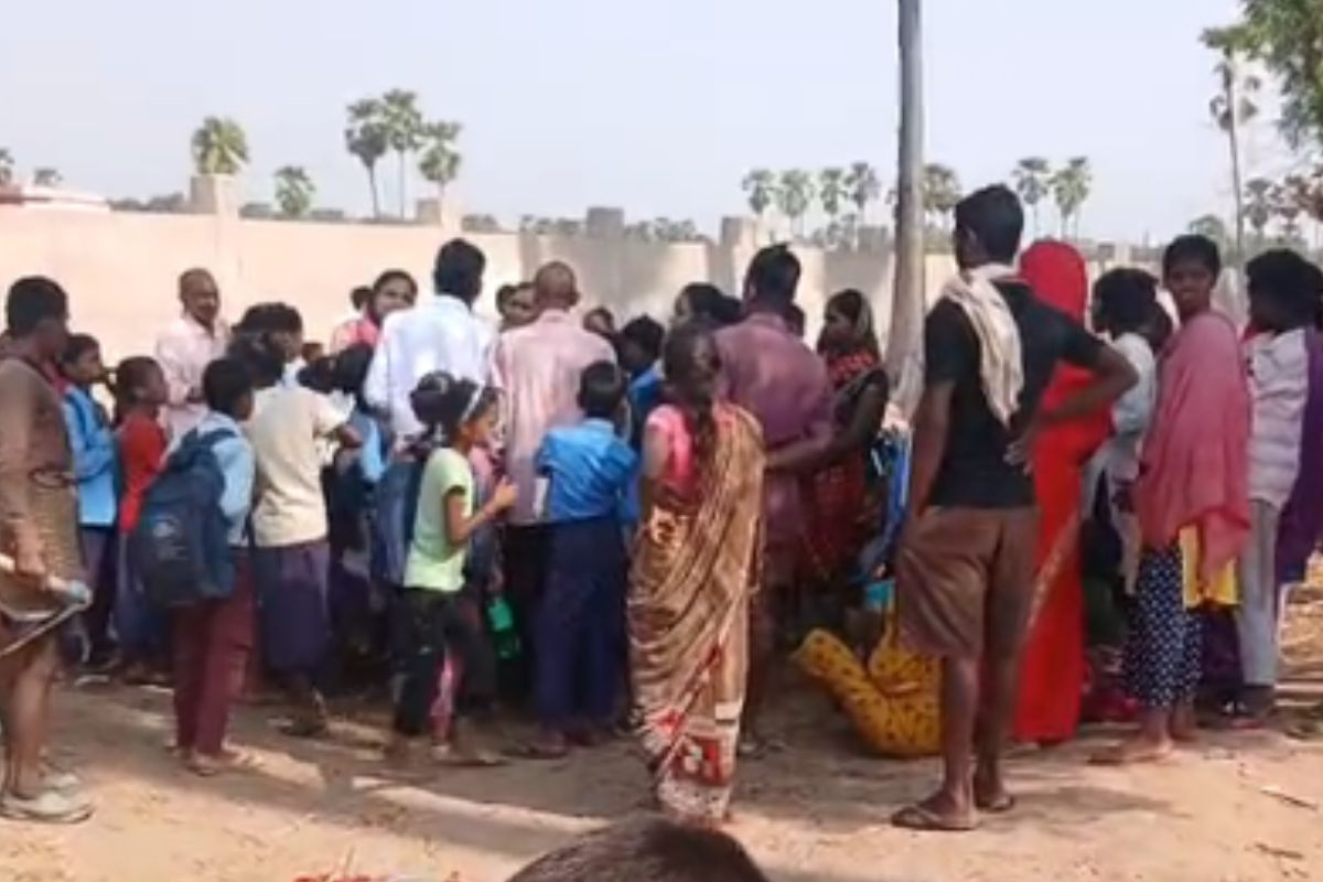 औरंगाबाद में स्कूल टाइमिंग में लटका रहा ताला, नाराज ग्रामीणों ने जमकर काटा बवाल, मिड डे मील पर भी सवाल