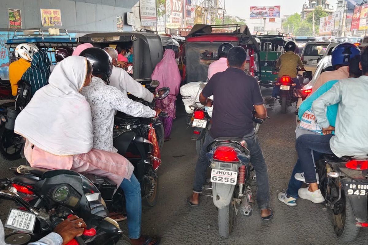 औरंगाबाद में लगा भीषण जाम, बाईपास ओवरब्रिज पर रेंगती रहीं गाड़ियां, लोग परेशान