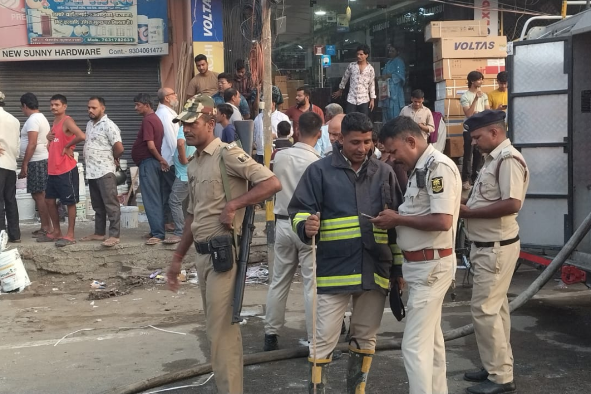 फुलवारी शरीफ में भीषण आग: पेंट दुकान और गोदाम जलकर राख, लाखों का नुकसान