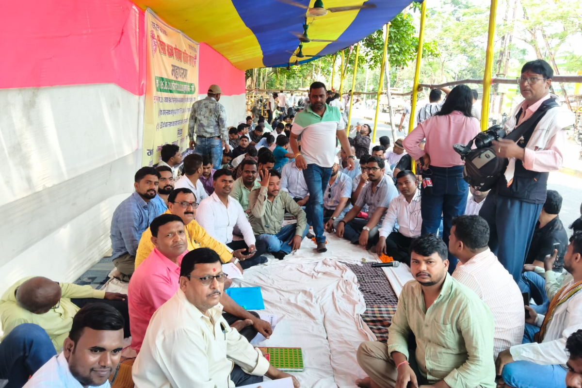 पटना में पंचायत सचिवों का पांच सूत्री मांगों को लेकर तीसरे दिन भी धरना जारी