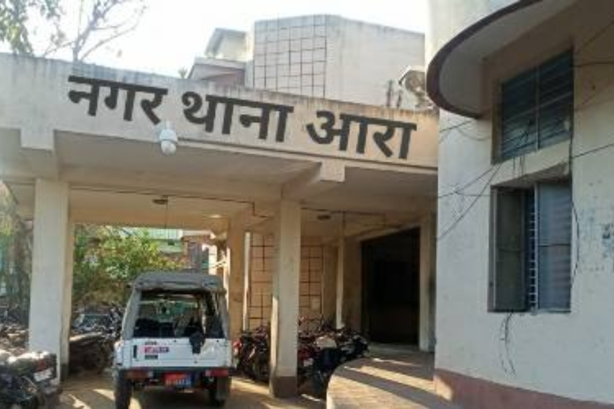आरा में छिनतई के गिरोह का पर्दाफाश: सोने की चेन खरीदने वाला आभूषण दुकानदार गिरफ्तार