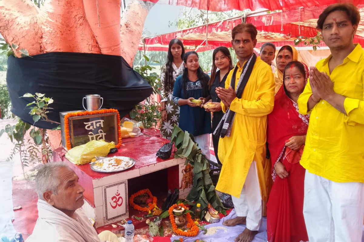 नौतन में गूंजा जय शनिदेव का जयकारा, हजारों श्रद्धालुओं की उमड़ी भीड़, धूमधाम से मना स्थापना दिवस