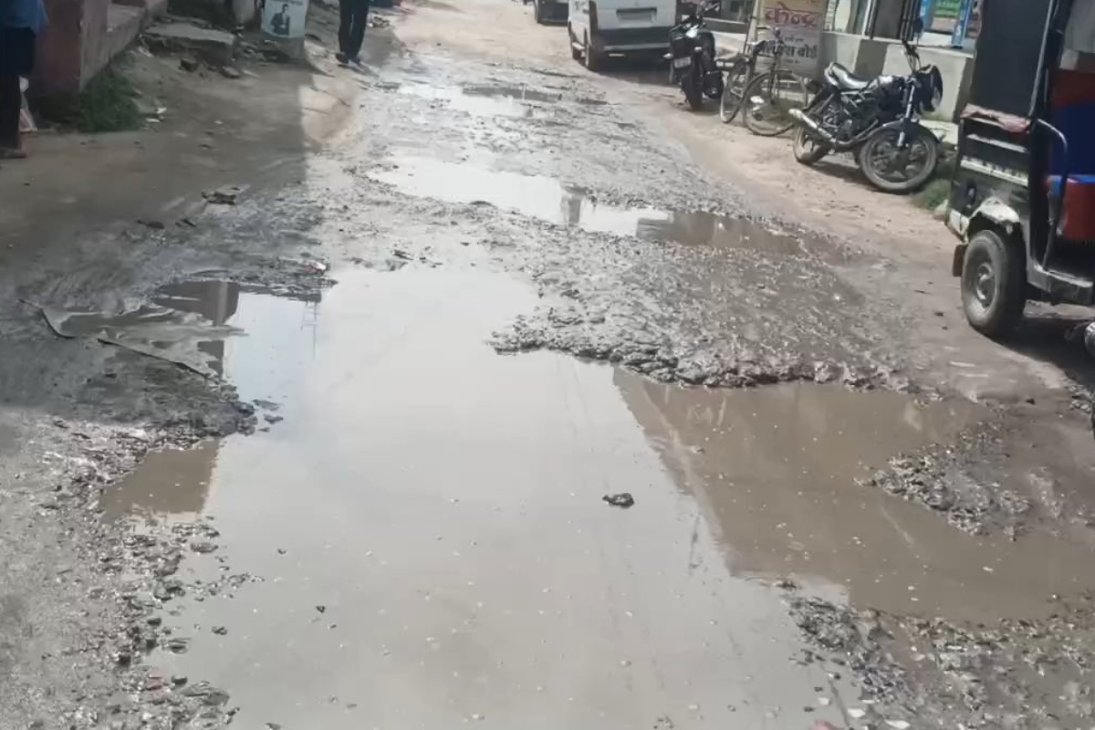 सीतामढ़ी: पुपरी की लाइफलाइन सड़क जर्जर, राहगीरों का चलना हुआ मुश्किल