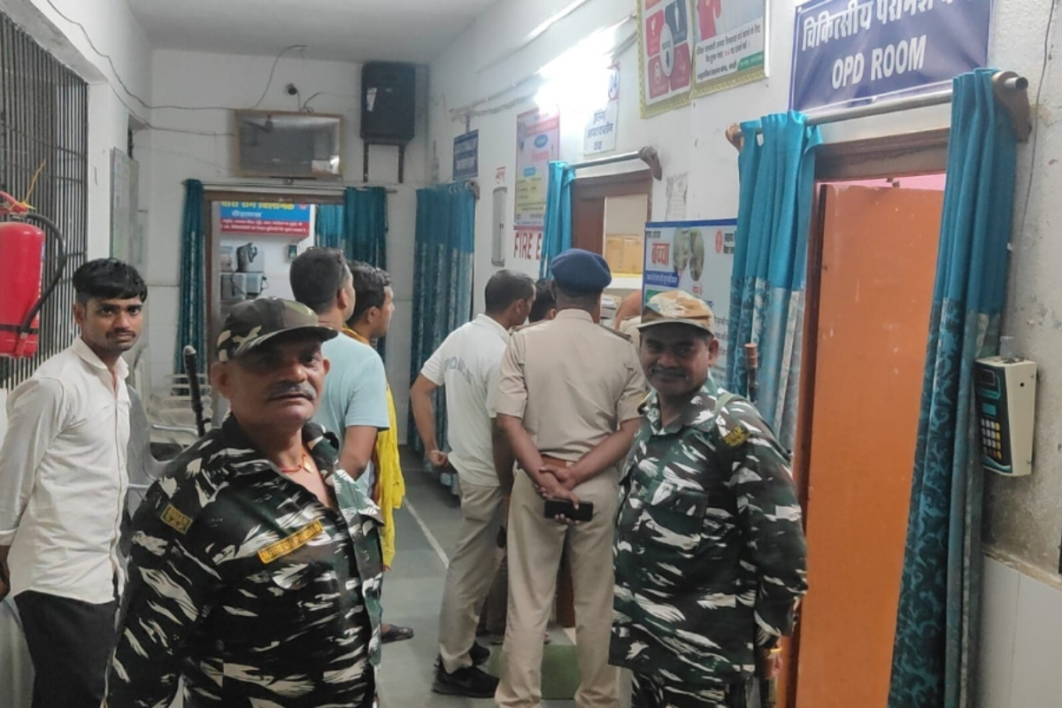 बीच बाजार में पति ने पत्नी को मारा चाकू, पत्नी की हालत गंभीर