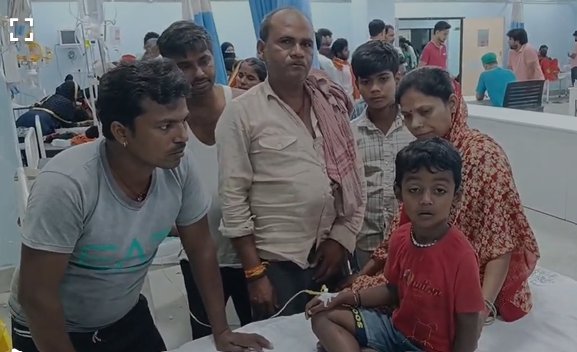 गोपालगंज में घर के बाहर खेल रहे मासूम की सांप काटने से हालत गंभीर