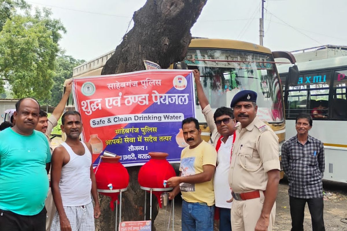 साहिबगंज: मुख्यमंत्री हेमंत सोरेन के आदेश का असर, पुलिस ने सार्वजनिक जगहों पर लगाया प्याऊ केंद्र