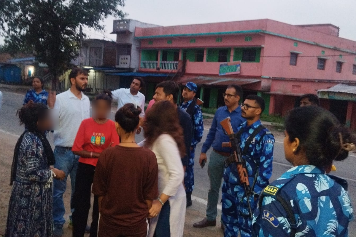 सारण में आर्केस्ट्रा ठिकानों पर पुलिस की दबिश, युवतियों को छुड़ाया, संचालकों को दबोचा
