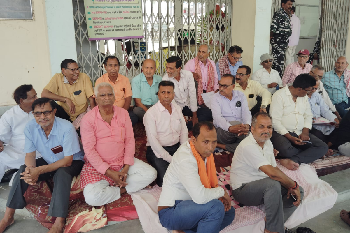 सारण के एलएमवी के शिक्षक व कर्मियों का धरना प्रदर्शन, लंबे समय से नहीं मिला है वेतन