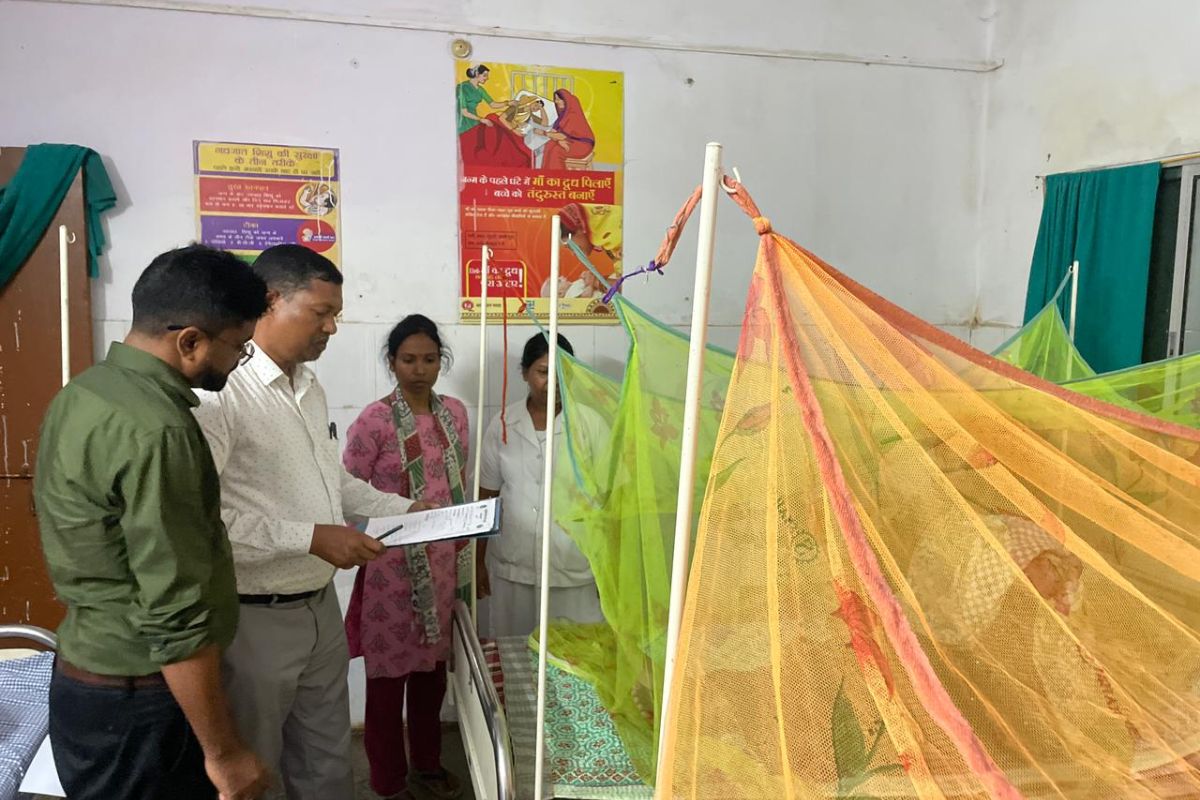 सरायकेला-खरसावां में डीसी के निर्देश पर बीडीओ-सीओ ने किया स्वास्थ्य केंद्रों का निरीक्षण