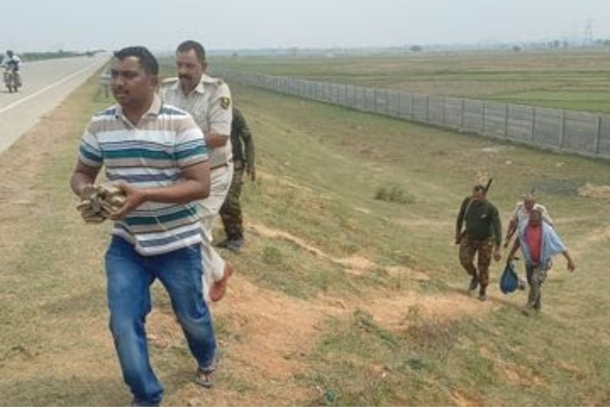 मुंगेर की सड़क पर बिखरी शराब , पुलिस के पहुंचने से पहले जो हुआ , उसने सबको किया हैरान