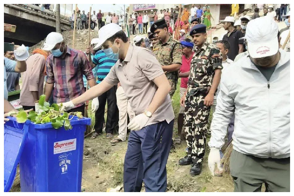 Sitamarhi: लखनदेई को पुनर्जीवित करने उतरे जिलाधिकारी, नदी से साफ किया कचरा