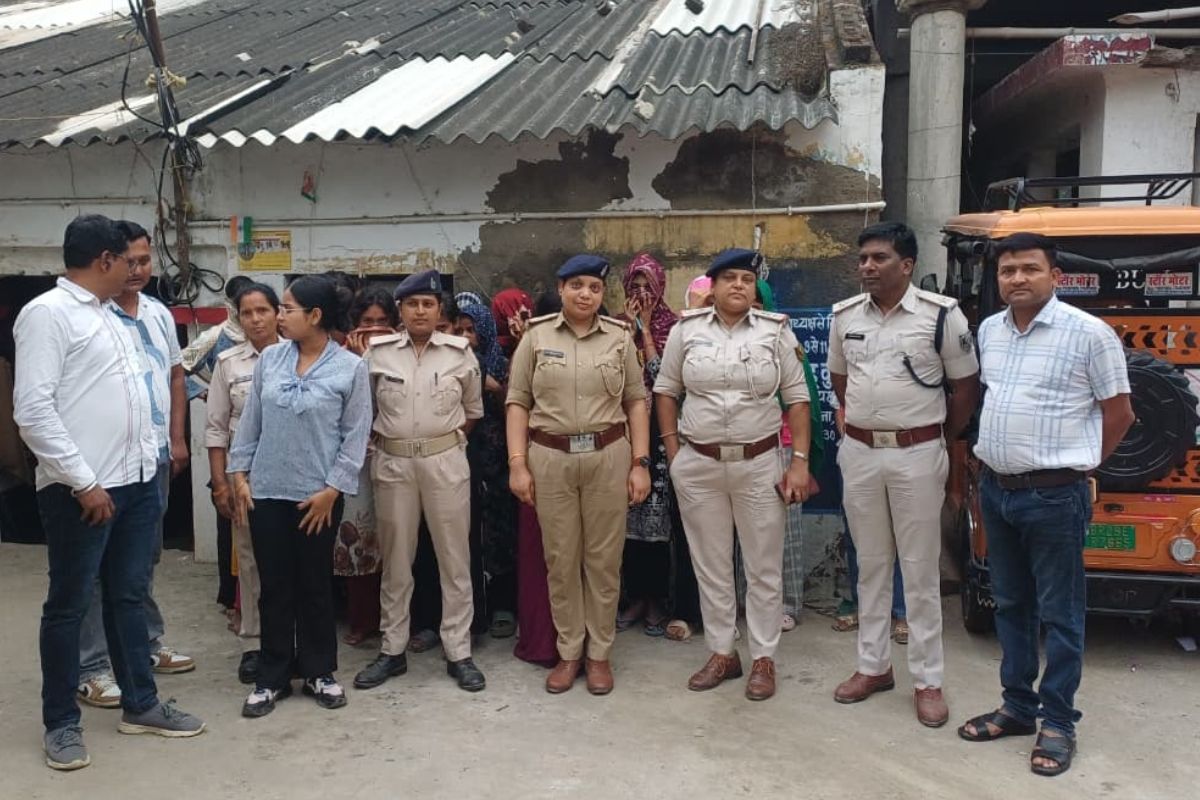 सीवान में दलालों के चंगुल से छुड़ाईं गईं 21 नाबालिग लड़कियां, आर्केस्ट्रा अड्डों पर पुलिस का बड़ा एक्शन