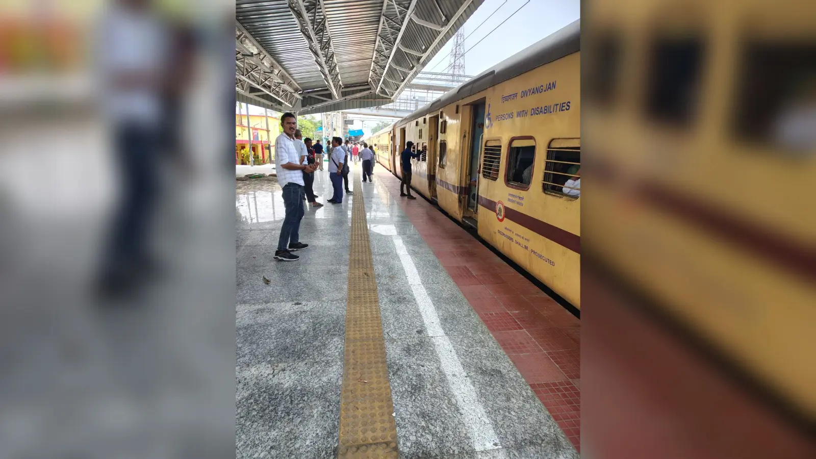 सिंगल लाइन बनी यात्रियों की बड़ी परेशानी, दिनभर रुक-रुक कर चल रही ट्रेनें