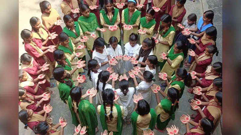 Sheohar KGBV Awareness Program: वाटर फॉर पीपल इंडिया के सहयोग से किशोरियों को सिखाए गए सुरक्षित स्वच्छता के गुर