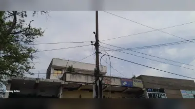 बैदाचक बाजार में पोल से लटका टूटा बिजली का तार, बड़े हादसे को दावत दे रही विभाग की लापरवाही