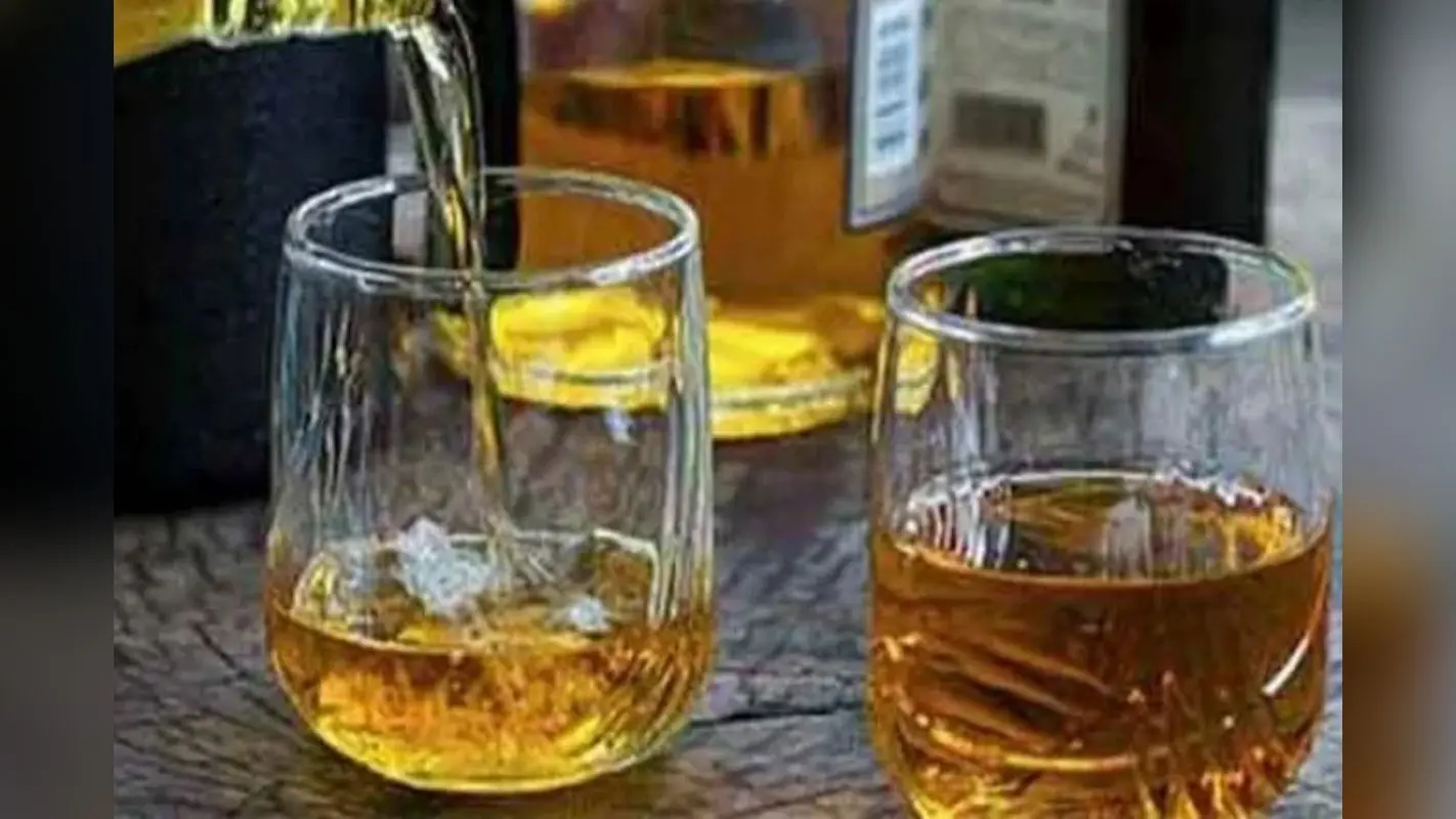 भोजपुर : बड़हरा में 5 लीटर महुआ शराब के साथ आरोपी गिरफ्तार, वारंटी समेत दो को पुलिस ने पकड़ा