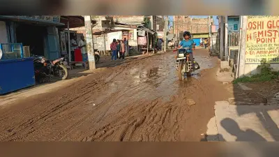 कब्रिस्तान चौक से बेगहा जाने वाली सड़क बनी ‘कीचड़ की दरिया’, जलजमाव से राहगीर हलकान